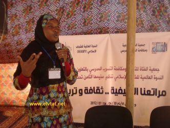 إحدى المخيِّمات خلال مشاركة لها في مخيم الفتاة الثامن