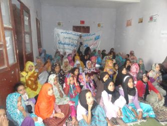 زهرات المخيم  وهن يركزن ويتابعن باهتمام إحدى فقرات المخيم