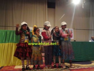 زهرات الجمعية أثناء أدائهن لنشيد الجمعية