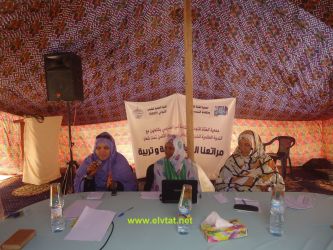 الأستاذة: خداجة بنت سيديا(على اليمين)، والأستاذة: زينب بنت محمد يحي (على اليسار) في حوار حول وسائط التواصل الاجتماعي في اليوم الأول من أيام المخيم