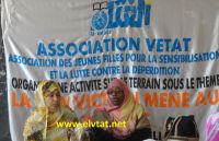 الأستاذة : بركة بابو  خلال محاضرتها اليوم في النشاط  الميداني الذي نطمته جمعية الفتاة بثانوية السبخة