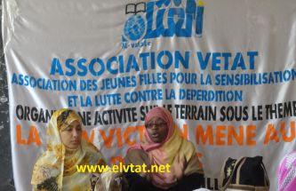 الأستاذة : بركة بابو  خلال محاضرتها اليوم في النشاط  الميداني الذي نطمته جمعية الفتاة بثانوية السبخة