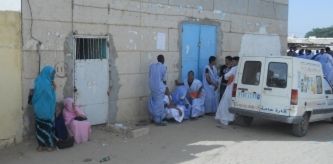 مجموعات من الطلاب في باحة الشارع 