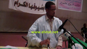 الشاعر: الشيخ أحمد ولد البان في إلقاءه بحفل الجمعية
